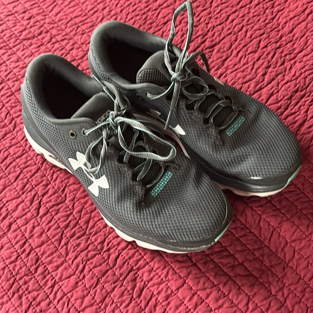 Under Armour Woman’s Charged Gemini Running Shoes - Gray size 8.5